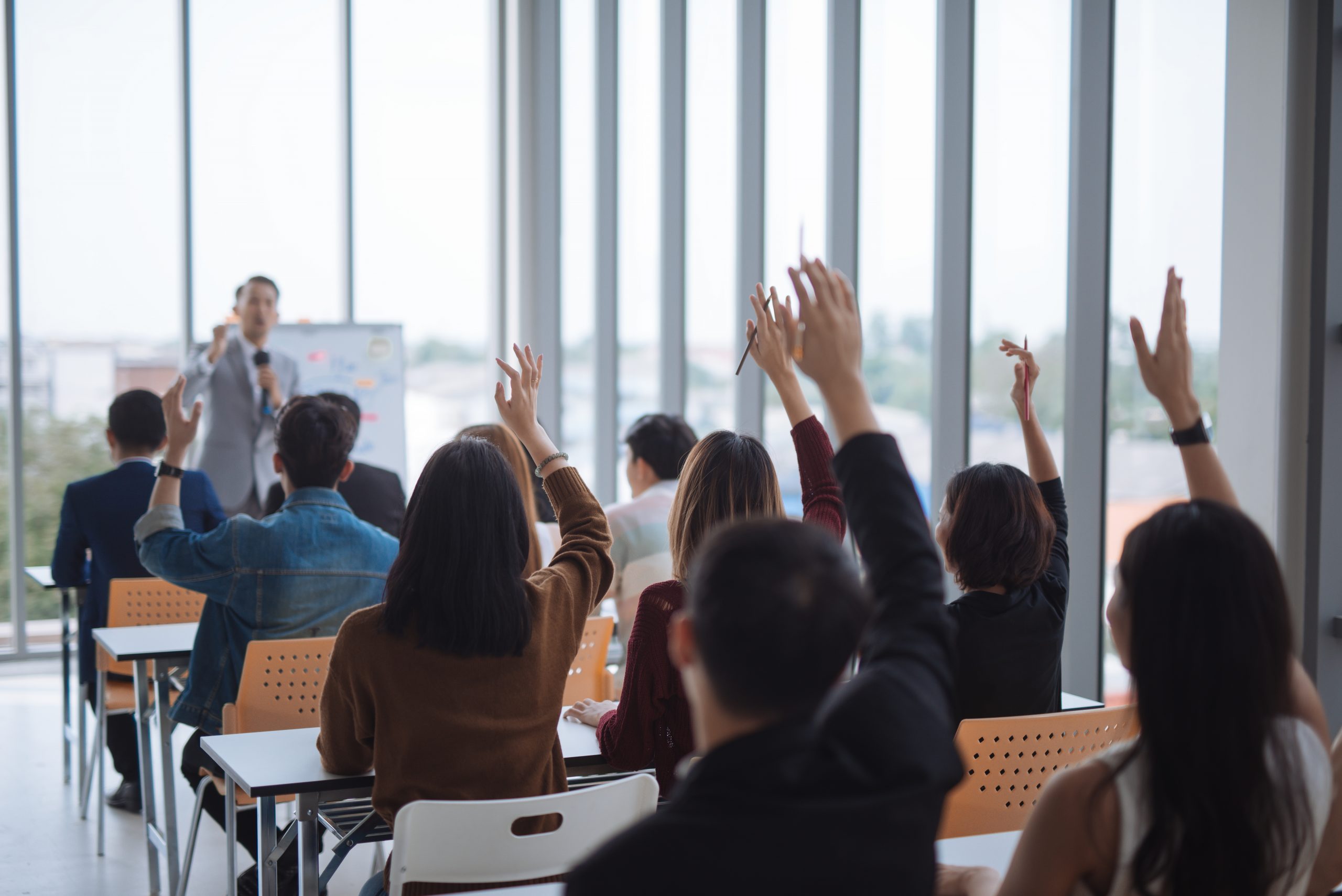 elever-mains-bras-grand-groupe-dans-salle-seminaire-pour-s-accorder-orateur-dans-salle-reunion-du-seminaire-conference